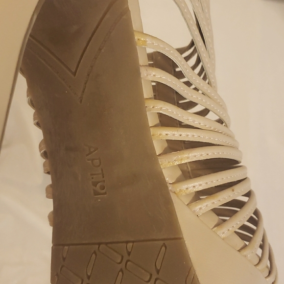 Apt.9 Beige Heels size 10M - Picture 6 of 6